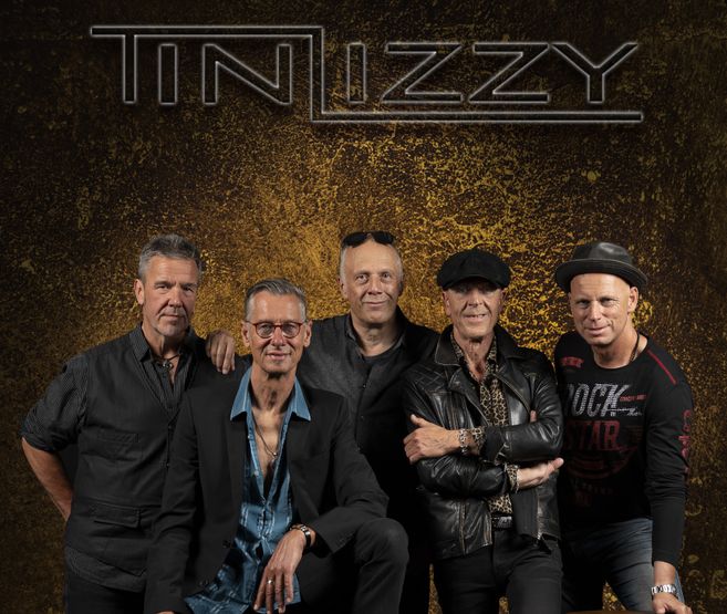 Fünf Männer posieren vor einem Hintergrund mit dem Schriftzug 'Tin Lizzy'.