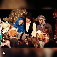 Schauspieler in einem Theaterstück mit Kindern und Tierkostümen.