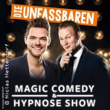 Zwei Männer in Anzügen vor einem Hintergrund mit Lichtern, Text: 'Die Unfassbaren - Magic Comedy & Hypnose Show'.