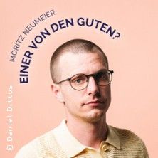 Porträt eines Mannes mit Brille und kurzem Haar vor einem rosa Hintergrund. Text: Moritz Neumeier - Einer von den Guten?
