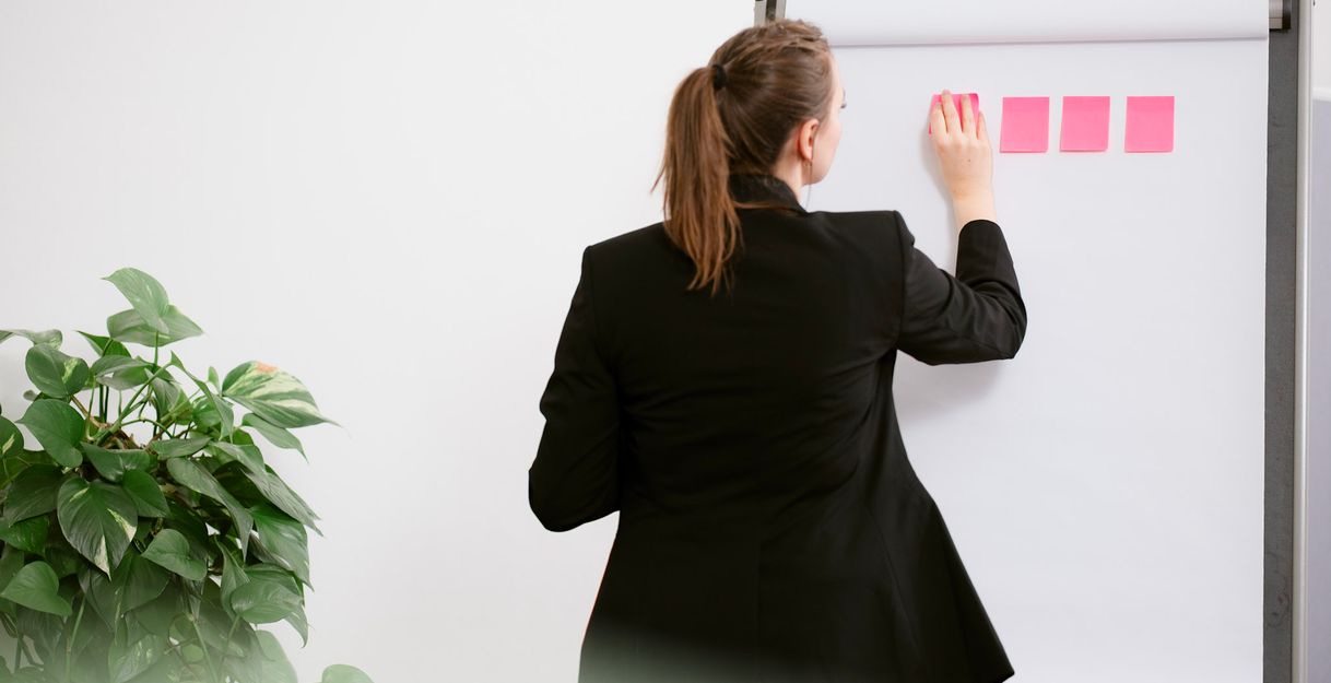 Frau vor Flipchart hält einen Stressspräventionskurs