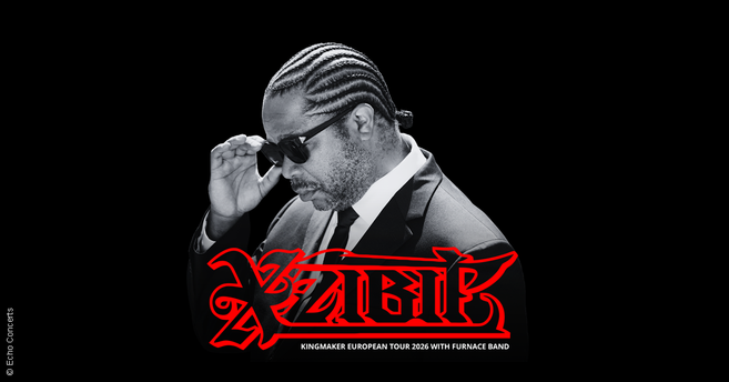 Ein Mann in Anzug und Sonnenbrille vor schwarzem Hintergrund mit dem Schriftzug 'XZIBIT'.