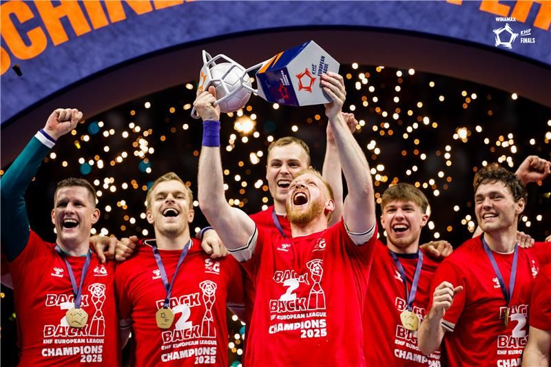 Spieler des Handballteams SG Flensburg-Handewitt heben die Trophäe der EHF European League Men 24/25 in die Höhe nach dem Finalsieg