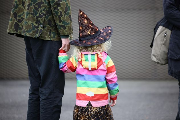 Eine kleine Hexe beim Halloweenfest