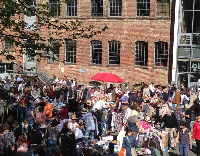 Flohmarkt auf dem Hof