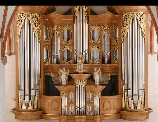 Nahaufnahme einer Arp-Schnitger-Orgel mit reich verzierten Pfeifen und goldenen Ornamenten.