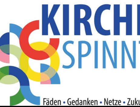 Logo mit bunten, ineinander verschlungenen Kreisen und dem Text 'Kirche spinnt'.