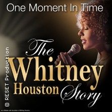 Plakat für 'The Whitney Houston Story' mit einer Frau, die in ein Mikrofon singt.
