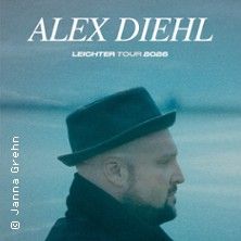 Ein Mann mit Hut im Profil, unscharfer Hintergrund, Text: Alex Diehl - Leichter Tour 2026.