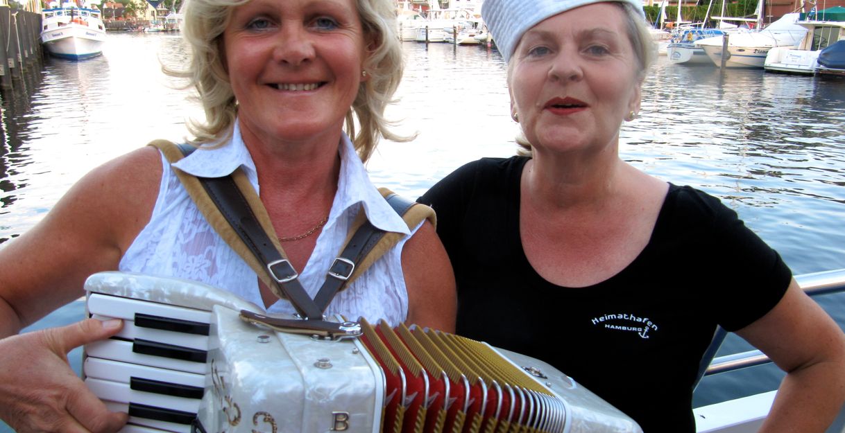 Helga Siebert und Angelika Eger am Akkordeon