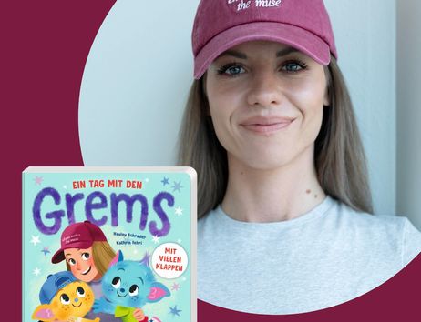 Frau mit roter Kappe neben einem Kinderbuch mit buntem Cover.
