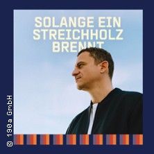 Ein Mann im Profil vor einem blauen Himmel mit dem Text 'Solange ein Streichholz brennt'.