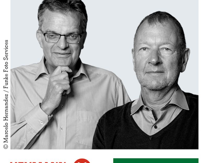 Zwei Männer in Hemden, einer mit Brille, vor einem neutralen Hintergrund. Logos von Heymann und Hamburger Abendblatt sind unten abgebildet.