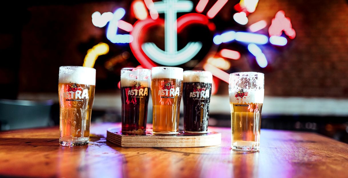 Auf dem Tisch stehen 5 verschiedene Biere im Glas.