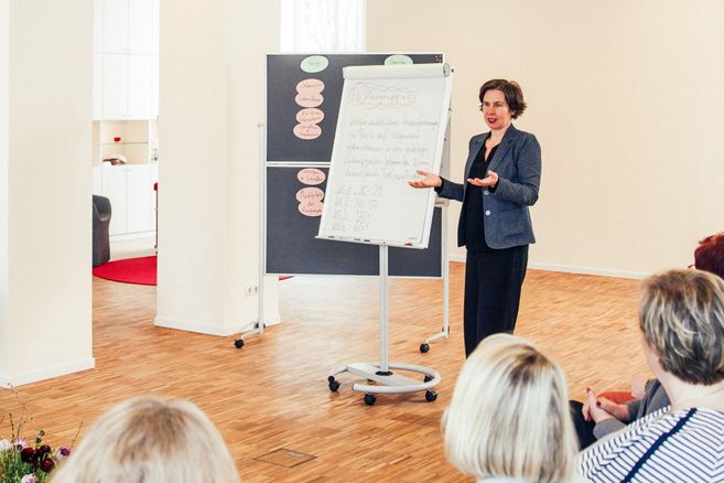 Trauerbegleiterin und Bildungsreferentin Anna Rapacz hält einen Workshop im Lotsenhaus ab.