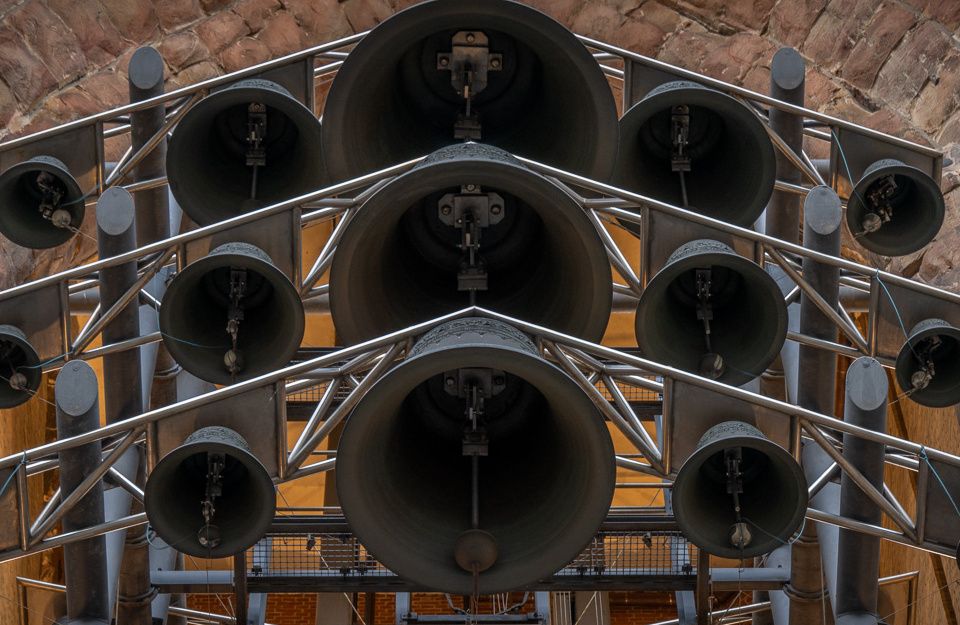 Nahaufnahme eines Carillons mit mehreren Glocken am Mahnmal St. Nikolai.