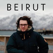 Person mit Brille und Winterjacke vor einer schneebedeckten Berglandschaft, darüber der Schriftzug 'BEIRUT'.