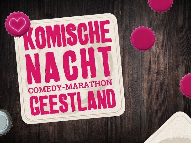 Bierdeckel mit Aufschrift 'Komische Nacht Comedy-Marathon Geestland' auf Holztisch mit Flaschendeckeln.