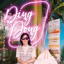 Frau mit Sonnenbrille vor einem neonbeleuchteten Schild mit der Aufschrift 'Ding Dong'.