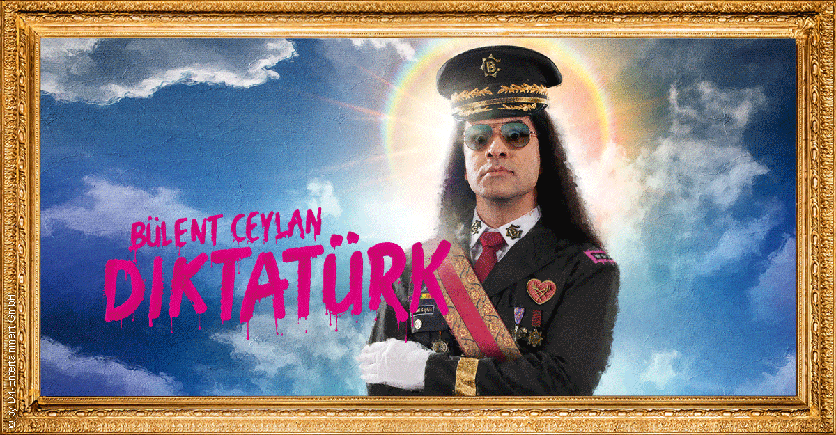 Ein Mann in einer Militäruniform mit Sonnenbrille und Mütze vor einem Himmelshintergrund. Der Text "Bülent Ceylan Diktatürk" ist in pinker Schrift zu sehen.