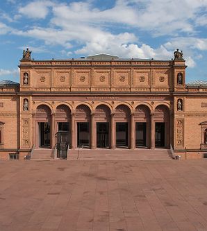 Frontansicht der Hamburger Kunsthalle mit rotem Backstein und Skulpturen.