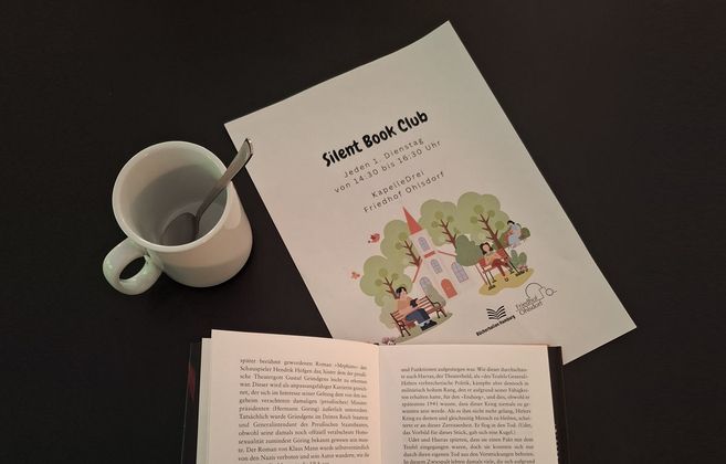 Lektüre und Tasse