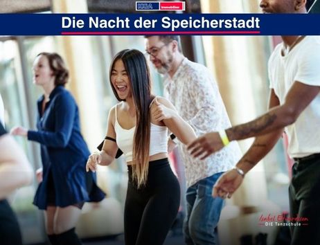 Menschen tanzen fröhlich in einem Tanzstudio während der Veranstaltung 'Die Nacht der Speicherstadt'.