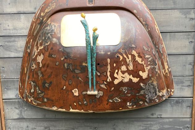 Skulptur aus alter VW Käfer Motorhaube