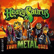 Heavysaurus Bandposter für Metal Tour 2026 mit Dinosaurierfiguren vor feurigem Hintergrund.