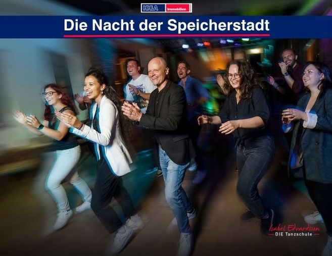 Menschen tanzen fröhlich in einer Tanzschule während einer Veranstaltung namens 'Die Nacht der Speicherstadt'.