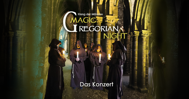 Mönche in Kutten mit Kerzen in einer gotischen Kirche.
