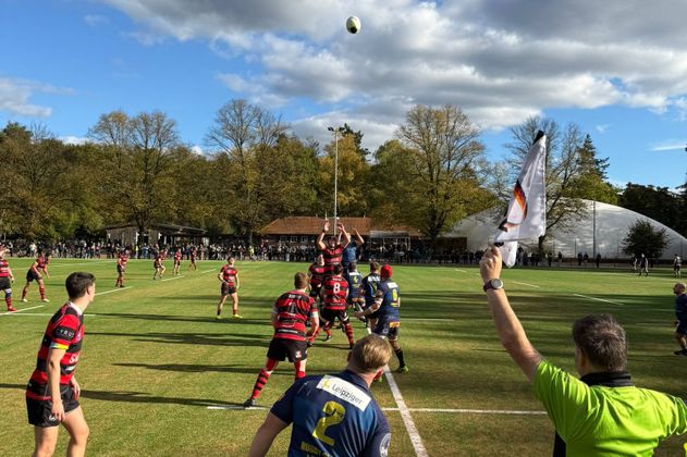 Spielszene Rugbyspiel Einwurf