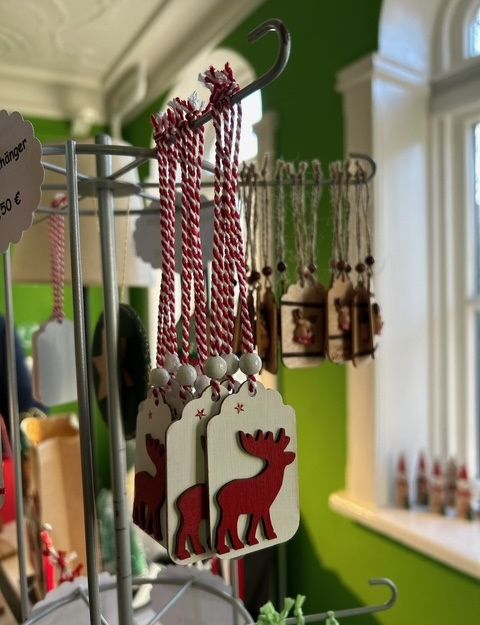 Adventliche Anhänger, die beim Adventsmarkt angeboten werden