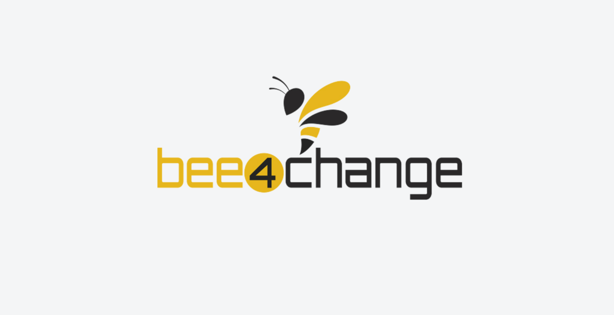 Logo von bee4change mit stilisierter Biene und Schriftzug.
