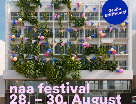 Grafik zum naa festival vom 28. bis 30. August. Zu sehen ist ein begrüntes, festlich mit bunten Wimpeln und Luftballons dekoriertes Gebäude. Oben rechts steht ‚Große Eröffnung!