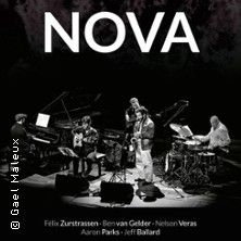 Eine Jazzband spielt auf einer Bühne, umgeben von Musikinstrumenten. Der Schriftzug 'NOVA' ist oben im Bild zu sehen.