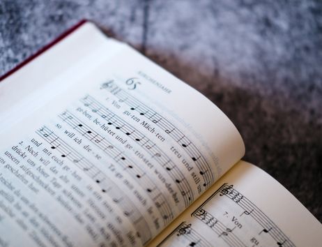 Ein aufgeschlagenes Gesangbuch mit Noten und Text eines Kirchenliedes.