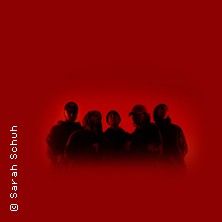 Schattenhafte Silhouetten von fünf Personen vor einem roten Hintergrund.