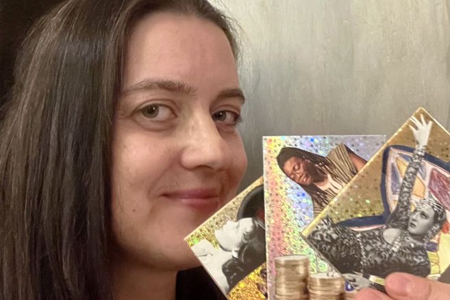 Eine Person hält drei glitzernde Collagen in der Hand, die verschiedene Bilder und Motive zeigen.