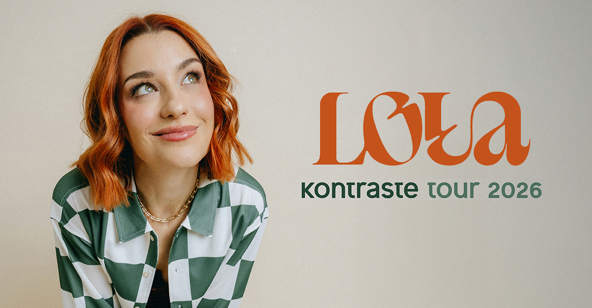 Frau mit roten Haaren und kariertem Hemd schaut nach oben, daneben der Text 'Loua Kontraste Tour 2026'.