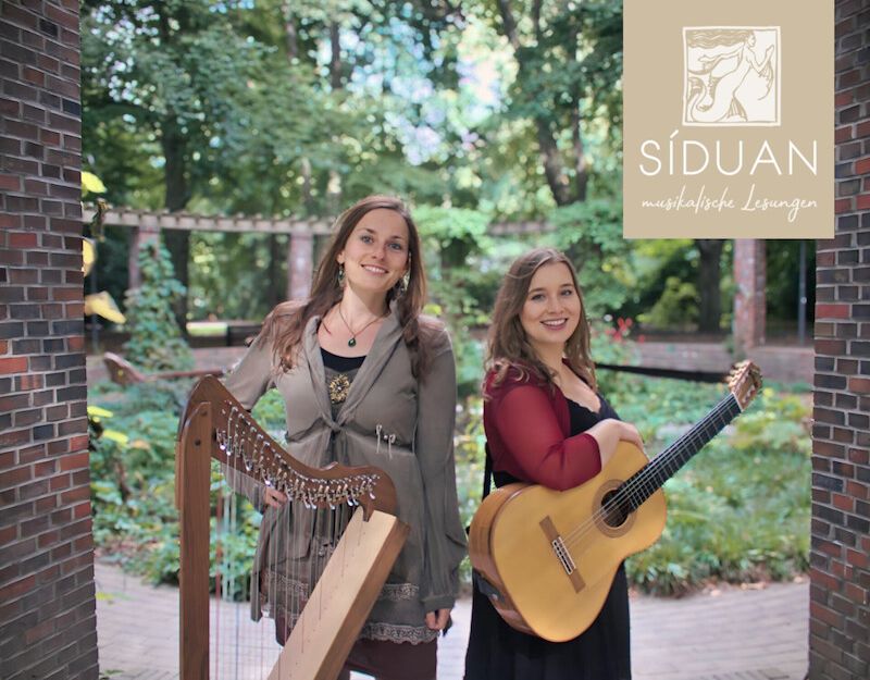 Zwei Frauen mit Harfe und Gitarre im Freien, Logo von SIDUAN oben rechts.