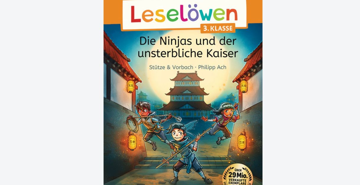 Buchcover von 'Die Ninjas und der unsterbliche Kaiser' aus der Leselöwen-Reihe für die 3. Klasse, zeigt drei Ninjas vor einem asiatischen Gebäude.