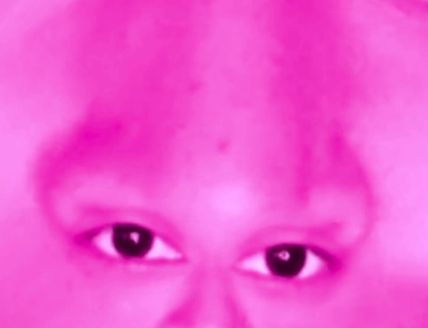 Nahaufnahme von Augen in einem pinken Farbfilter.