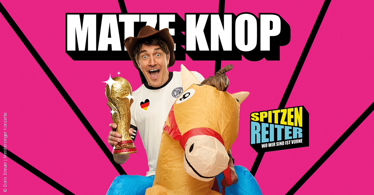 Ein Mann mit Cowboyhut hält einen Pokal und sitzt auf einem aufblasbaren Pferd vor einem pinken Hintergrund mit dem Text 'Matze Knop – Spitzenreiter'.