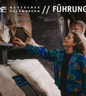 Eine Gruppe junger Menschen nimmt an einer Führung im Deutschen Salzmuseum teil.