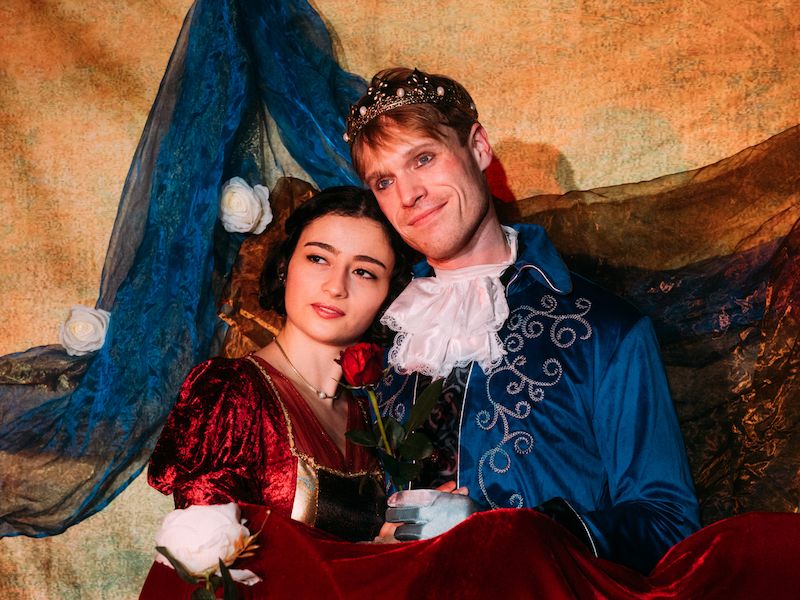 Zwei Schauspieler in Kostümen als Belle und Prinz aus Die Schöne und das Biest.