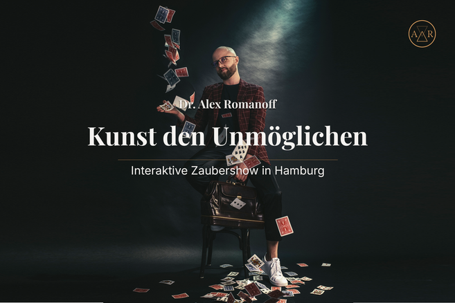 Poster der Zaubershow Kunst des Unmöglichen: Der Magier Dr. Alex Romanoff sitzt auf einem Stuhl, umgeben von fliegenden Spielkarten. In der Mitte stehen der Showtitel und der Hinweis "Interaktive Zaubershow in Hamburg’. Oben rechts befindet sich sein Logo
