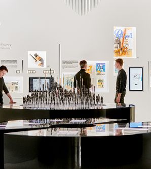 Besucher in der Ausstellung