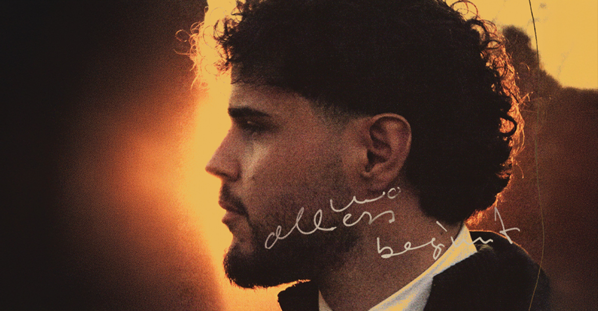 Profil eines Mannes vor einem Sonnenuntergang mit dem Schriftzug 'alles beginnt'.