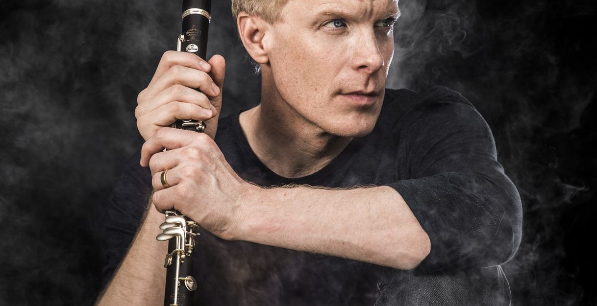 Portrait des Klarinettisten Martin Fröst mit Klarinette